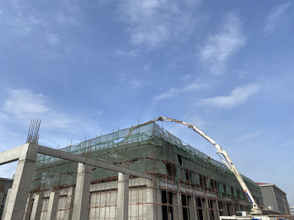 赤峰金劍2#車庫(kù)工程完成封頂