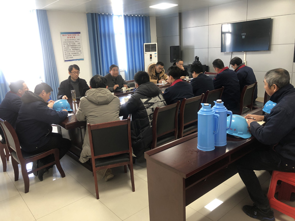 集團(tuán)公司生產(chǎn)機(jī)動(dòng)部到建材公司檢查設(shè)備 集團(tuán)公司生產(chǎn)機(jī)動(dòng)部到建材公司檢查設(shè)備