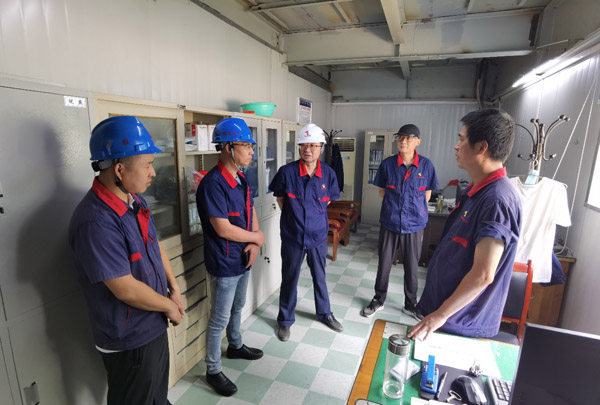 公司黨委書(shū)記走訪慰問(wèn)一線職工 公司黨委書(shū)記走訪慰問(wèn)一線職工